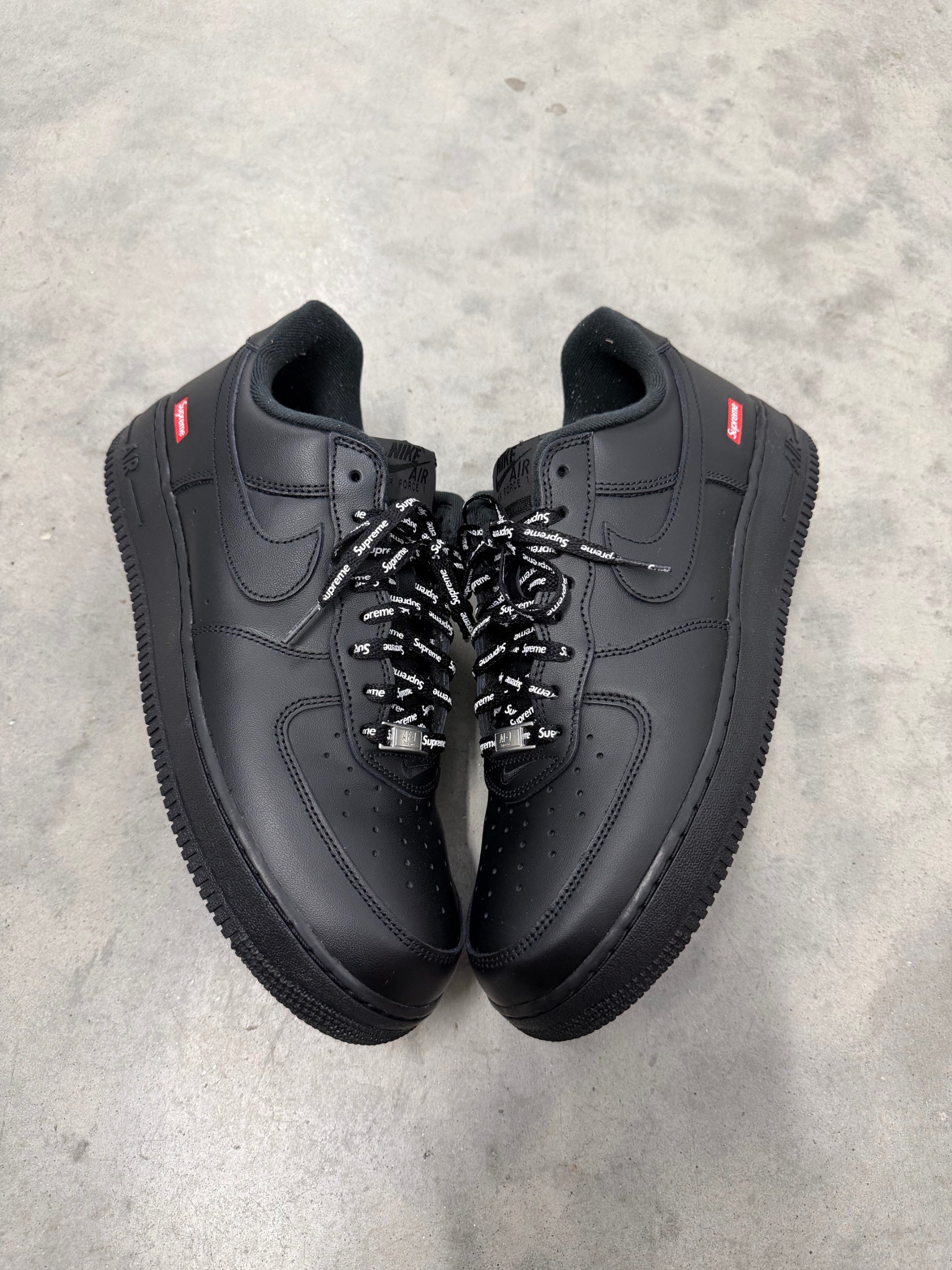 ( 11.5M ) SUPREME NIKE AIR FORCE 1 LOW “ Black “